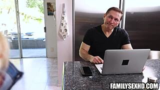 Anak tiri yang dikurung seludup seks dengan ayah tiri sementara emak tiri tak nampak.