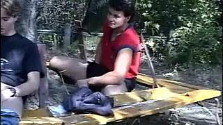 رأيت أولاد عملاقين يجنون في لعب شرجي عاري قديم؟