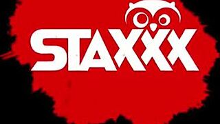 学生教師が教室で激しいギャングバン