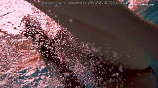 Vesta sirène sous l'eau, jeune salope 18+, tease en bikini au bord de la piscine