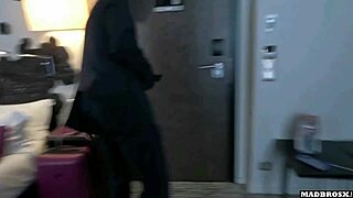 Tifosa italiana di Napoli tradisce e si fa sfondare il culo duramente