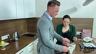 Wyruchana moja napalona pasierbica w ciasną dupę na zewnątrz podczas wakacji