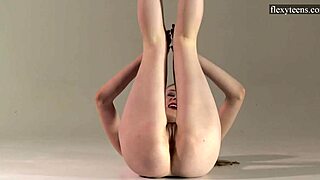 Sofia Zhiraf苗条性感金发美女展示灵活体操动作