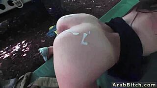 Caramba! Cara árabe fode italiana em ação militar selvagem ao ar livre