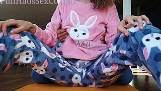 พ่อเลี้ยง ทำไมถึงล้อเลียนหีเปียกและนมเล็กอายุ 18+ ของฉันในชุดนอนล่ะ?