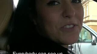 Fille de taxi qui flash prend du cash pour une baise intense en extérieur