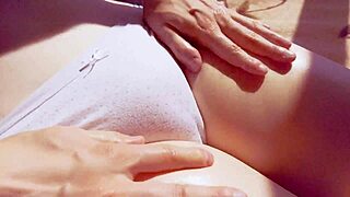 感官按摩变火热，阴蒂高潮在紧致光滑小穴