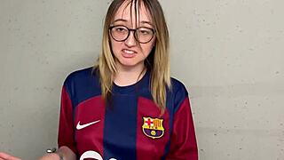 Курвистая 18+ брюнетка получает грубый анал от фанатов PSG в коридорах стадиона