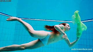 نينا موهناتكا تكشف كسها الشعر الضيق في مشهد شاطئ تحت الماء مع جسم روسي نحيف