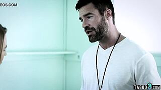 Tinejdžerka vara svog starog učitelja u grubo zavodjenje u spavaćoj sobi