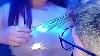 Jag är ute på party och kåt, den här killen knullar mig i herrtoaletten nästan blir vi påkomna