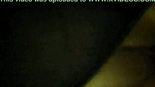 Latina kone suger teknikerens kuk og blir bøyd over på alle fire.