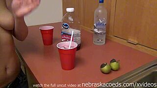 Die heiße Frau meines Freundes zieht sich auf meiner Hausparty aus.