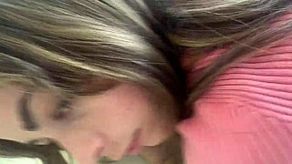 Любопытная девчонка Рене Роуз скачет на сводном брате в позе сзади