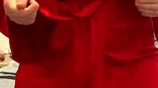 Jeg elsker å se denne brunetten i rødt undertøy tease store pupper og rumpe