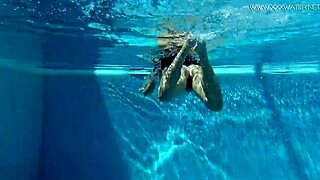 ジェシカ・リンカーン、タトゥー入りロシアティーン18+がプールサイドで全裸ストリップ