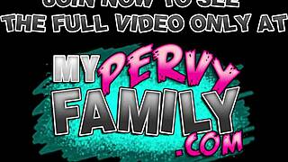 Mladá nevlastní sestra trestá nevěrného přítele velkým chujem - Alex Blake