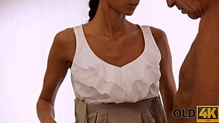 Slank sekretær opphisset av gammel mann på skrivebord etter jobb