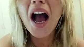 Jolie jeune a de vrais orgasmes amateurs avec agonie et contact visuel en trompant