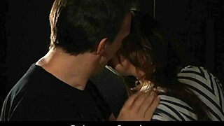 无情奴隶在笼子里被猛烈抽插，哦抱歉！