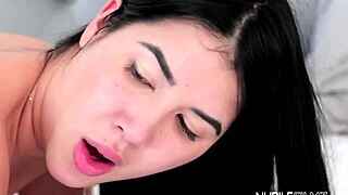 Alyssa Bounty Ja Lady D Koskettelevat Intensiivisesti Isoa Kyrpää Ensimmäistä Kertaa Threesomessa.