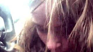 Hei, uită-te la prietena mea lesbiană primind facefuck în călătoria cu mașina