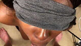 Crna 18+ cura puše beli kurac i dobija facial prskanje