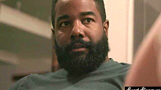 فتاة بالتبني منحنية 18+ تُحفر بقضيب أسود كبير بقوة!