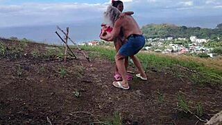 Weekend in natuur wordt freaky met schattige tiener kleine tieten geneukt door oude harige monster pik.