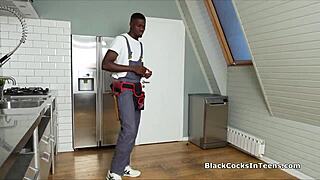 Koyu saçlı ufak tefek genç kadın el işçisinin büyük siyah sikini emiyor