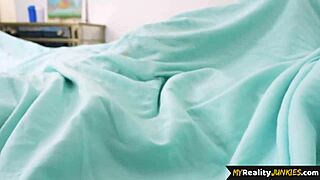 थकी हुई ब्यूटी हसबैंड के लंड से चूत स्ट्रेच होती है। वह मुश्किल से किप अप करती है!