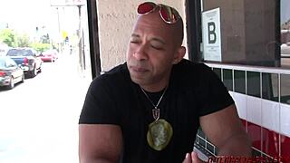 Ρε πούστη, αυτή η 18χρονη παίρνει τεράστιο μαύρο πούτσο με θάρρος!