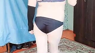 וואו, תראו את הבחור הלבן עם התחת הגדול מתלבש כסיסי קיטי ורוקד סקסי! 😻