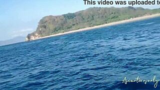 Hej, podívej se na to, pořádný výstřik do kundy po jet ski a plážové zábavě s hubenou Asiatkou.