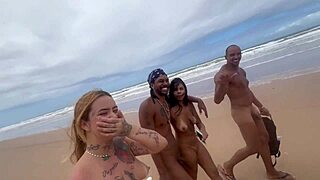 在裸体海滩与辣朋友进行狂野群交