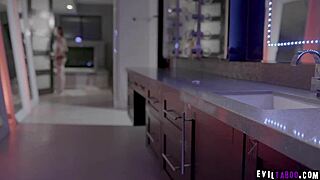 Wow, úplne úžasná Emily Willis berie veľký kurac od odporného starého Stevea Holmesa v bordeli