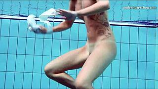 プールで水着の若い娘がホットなチチと剃毛マンコを水中で見せびらかす
