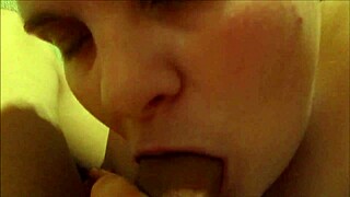 Γαμάτη ξανθιά κάνει deepthroat σε τεράστιο πούτσο και καταπίνει τεράστια ποσότητα σπέρματος.