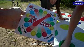 Ooit geprobeerd een wilde twister strip spel met dubbele blowjob in het bos?