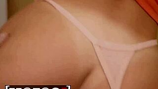 Возбужденные студенты Эмма Багг и Виктор Рэй жарко трахаются в классе