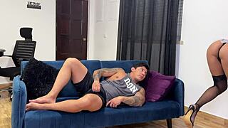 Én vagyok a mostohatestvér, aki szobalány szolgáltatást nyújt a mostohabátyám faszának