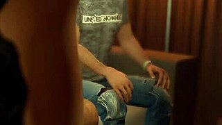 Söt katt-tjej vill rida kuk på festen och visa tuttar för analrövning