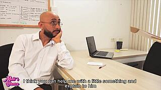 Ei chefe, olha minha bunda—me fode forte e aumenta meu salário, vai?