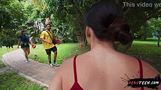 זיין קשה בפארק ציבורי מתעלמים מהעוברים ושבים