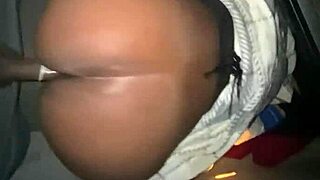 Vecină tânără timidă ia pulă neagră mare în acțiune outdoor