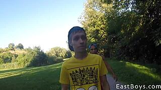 Webcam show - skejťácký twinks cucají a třou... jo, pořádná pecka!