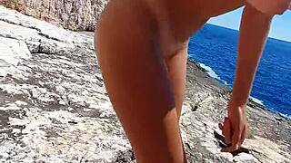 Rapidinho com jovem quente 18+ na praia pública, ops!