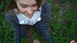 Wow, seksowna nimfomanka studentka dostaje masywny strzał spermy w lesie, część 2! 😍