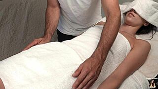 変態マッサージ師、どうしてあのセンシュアルマッサージで彼女に触ったの？