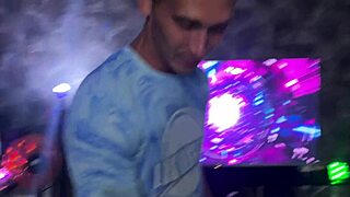 esposa infiel fode estranhos na festa enquanto corno assiste impotente